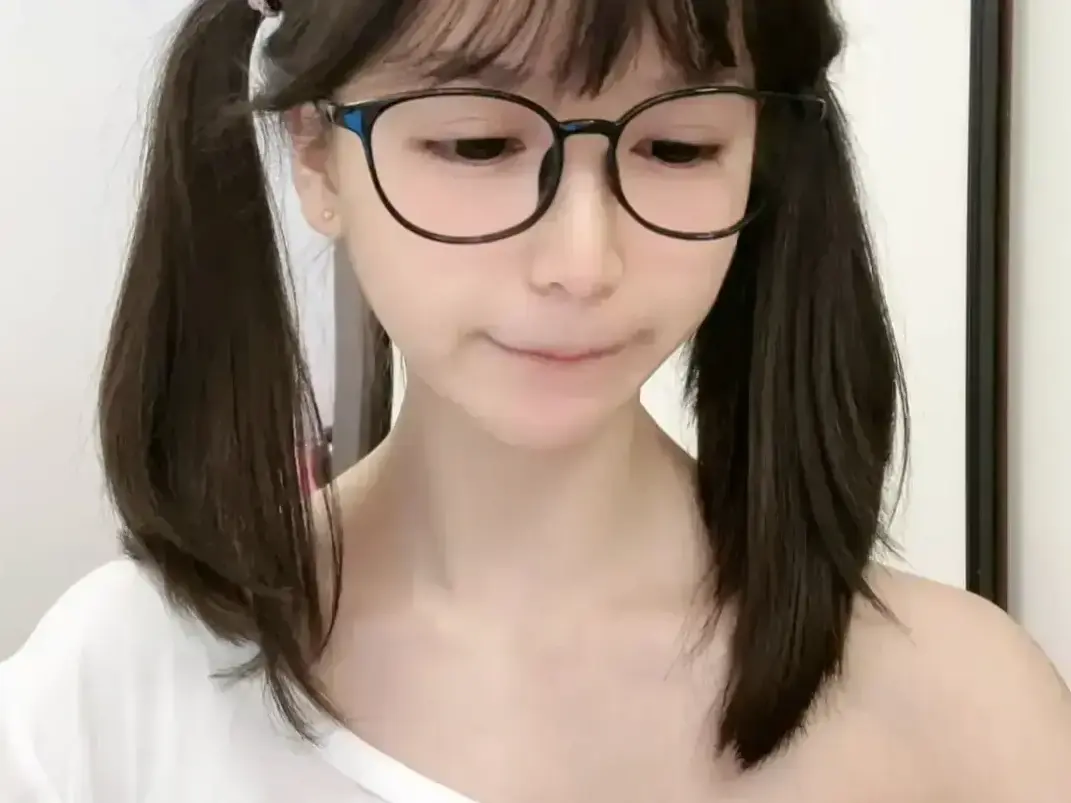 《萌小栖》咯咯哒vlog原视频无删减全集免费畅播-天才交易员萌小栖纯净观影沉浸感拉满-高清资源值得二刷细品咯咯哒的一天